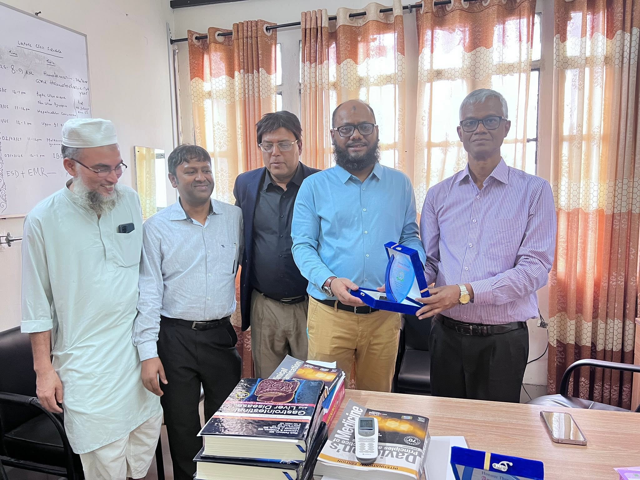 প্রোগ্রামে সম্মাননা প্রদানের মুহূর্ত