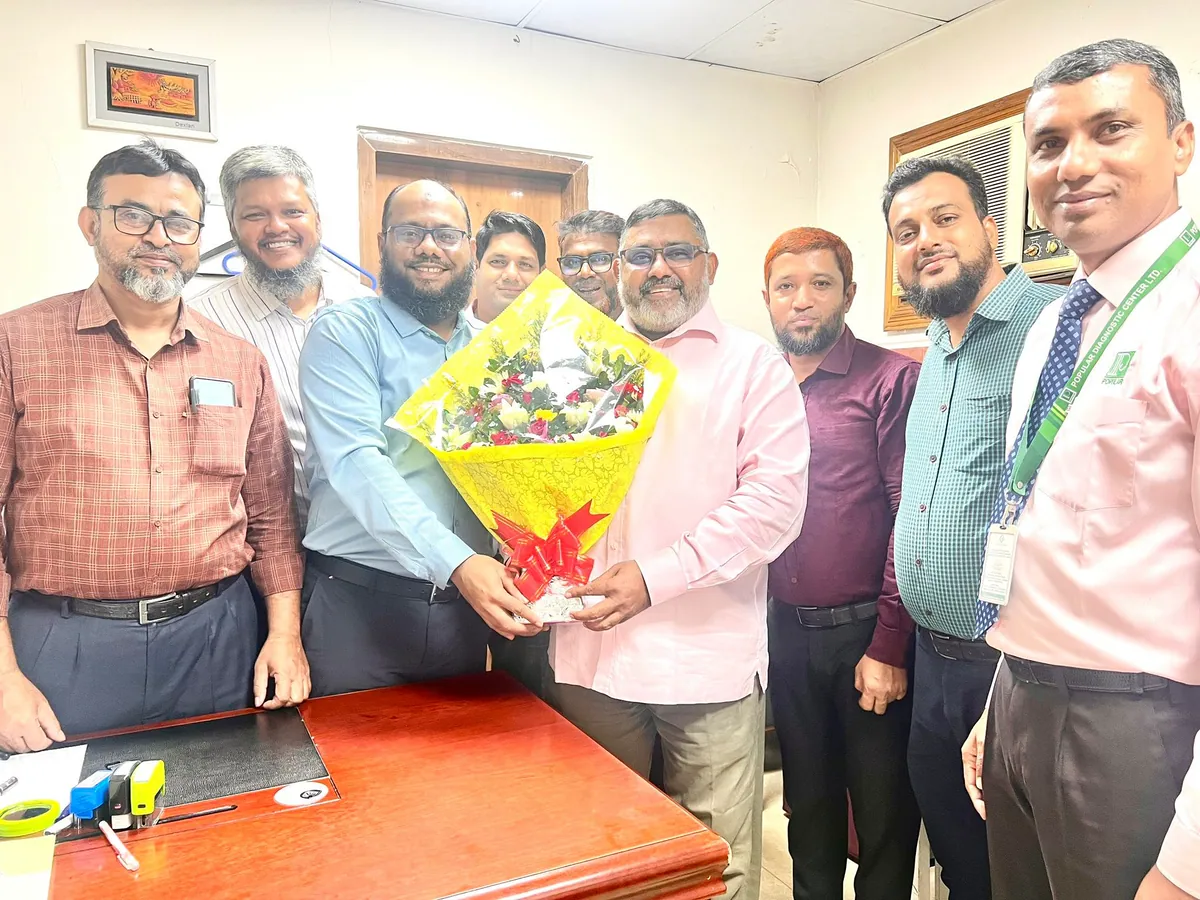 সহকর্মীদের সঙ্গে পেশাগত স্বীকৃতির একটি মুহূর্ত